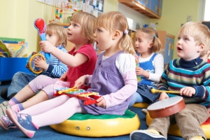 Kinder musizieren gemeinsam.