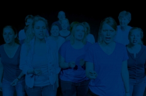 Personen stehen im Pulk zusammen und reden. Das Bild ist in blaue Farbe getaucht.