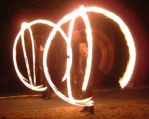 Personen zeigen eine Feuershow.