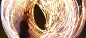 Ein Feuerkranz wirbelt vor schwarzem Hintergrund.