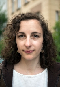 Eine Frau blickt in die Kamera.