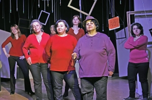 Frauen stehen mit selbstbewusster Pose auf der Bühne.
