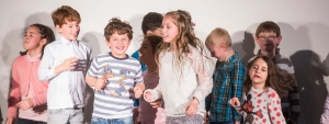 Kinder tanzen zusammen auf der Bühne.