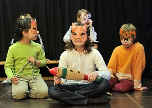 Kinder tragen selbstgebastelte Tiermasken.
