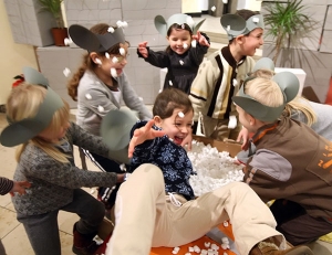Kinder spielen mit Styropor-Kugeln. Die Kinder tragen selbstgebastelte Mäuseohren auf dem Kopf.