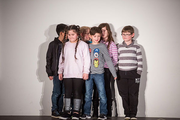 Sozialtraining-TPZ-Hildesheim-Soziales-Miteinander Kinder stehen in einem Pulk zusammen.