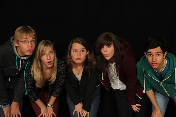 Improvisationstheater-web Jugendliche schauen staunend in die Kamera.
