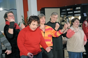 Viele Personen stehen im Pulk zusammen und ballen lachend die Fäuste.