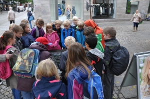 Kinder stehen um ein Modell der Hildesheimer Stadt herum.