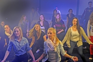 Jugendliche zeigen gemeinsam eine Tanzperformance.