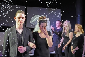 Ein Mädchen und ein Junge spielen eine Hochzeit nach. Es regnet Konfetti.