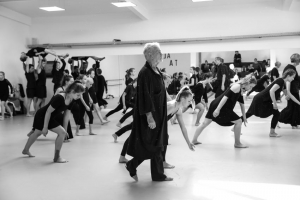 Menschen verschiedener Altersklassen zeigen gemeinsam eine Tanzperformance. Das Bild ist schwarz-weiß.