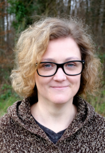 Eine Frau lächelt in die Kamera.