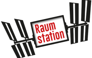 Eine schwarze Grafik in Form einer Raumstation. In der Mitte der Grafik steht in roten Buchstaben das Wort "Raumstation".