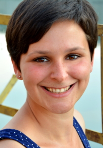 Eine Frau lächelt in die Kamera.