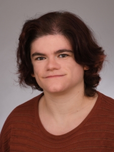 Eine Frau schaut in die Kamera.