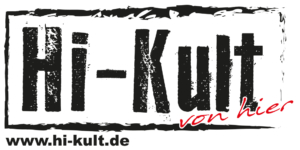 Der Schriftzug von "Hi-Kult". Schwarze Schrift auf weißem Grund, rund herum ist ein schwarzer Kasten gezeichnet. Die Schrift ist gebrochen, als wäre sie mit einem Schwamm gemalt worden. Unter "Hi-Kult" steht in roter, kursiver Schrift: "von hier". Darunter ist die Webadresse von Hi-Kult zu finden: www.hi-kult.de.