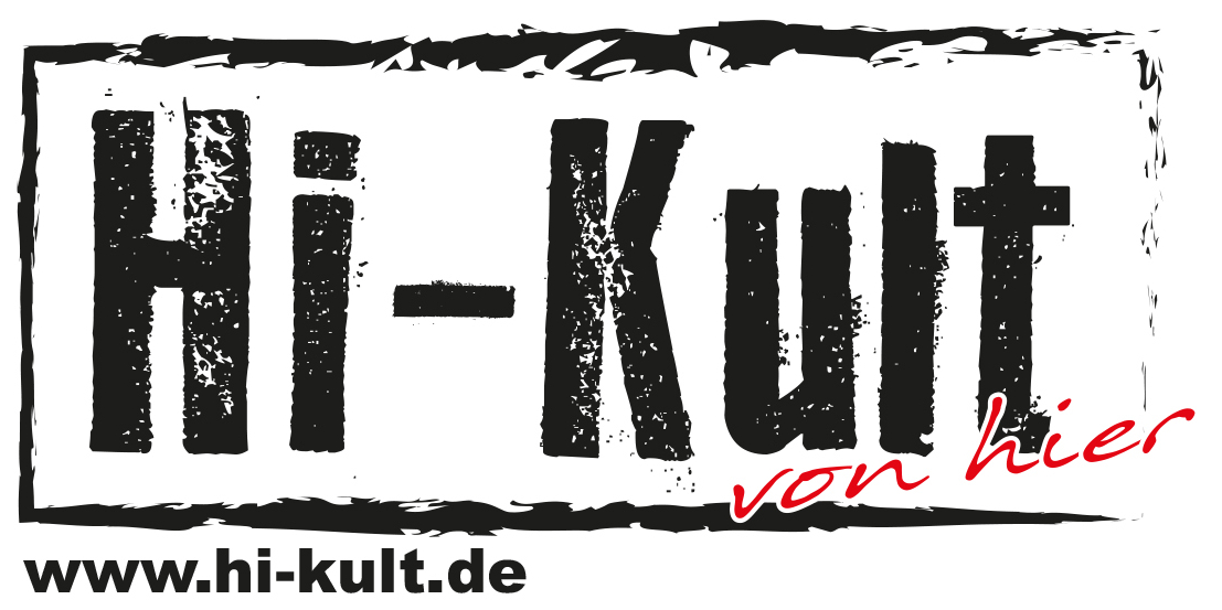 Der Schriftzug von "Hi-Kult". Schwarze Schrift auf weißem Grund, rund herum ist ein schwarzer Kasten gezeichnet. Die Schrift ist gebrochen, als wäre sie mit einem Schwamm gemalt worden. Unter "Hi-Kult" steht in roter, kursiver Schrift: "von hier". Darunter ist die Webadresse von Hi-Kult zu finden: www.hi-kult.de.