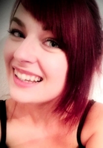 Eine Frau lächelt in die Kamera.