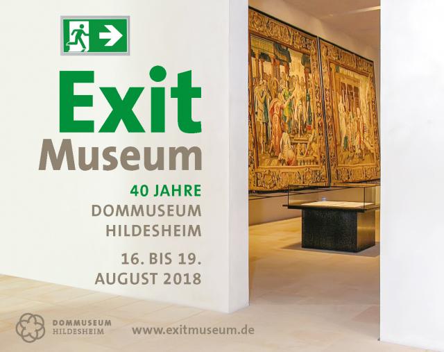 Der Flyer zu einem Projekt in Kooperation mit dem Dommuseum. Es ist ein Foto vom Dommuseum. Im Vordergrund ist eine weiße Wand, dahinter stehen Vitrinen. Große Gemälde hängen an der Wand. Oben links im Bild ist das Schild eines Notausgangs abgebildet. Darunter steht in grüner und grauer Schrift: "Exit Museum. 40 Jahre Dommuseum Hildesheim. 16. bis 19. August 2018".