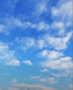 Wolken vor einem blauen Himmel.