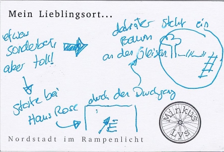 Schwarze Schrift auf weißem Hintergrund: "Mein Lieblingsort ... etwas sonderbar, aber toll! Starte bei Haus Rose, durch den Durchgang, darüber steht ein Baum an den Gleisen"