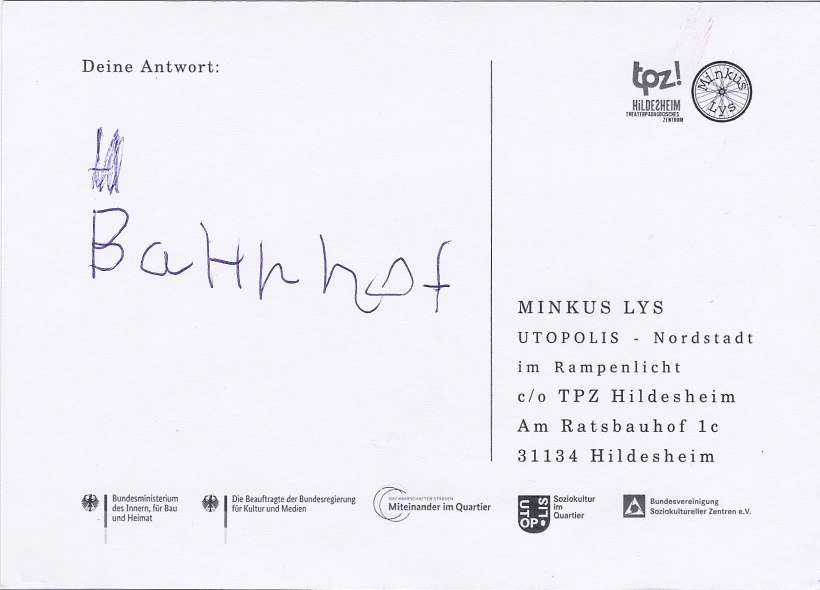 Rückseite einer Postkarte. Darauf steht: "Bahnhof".