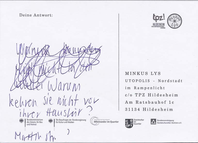 Die Rückseite einer Postkarte. Auf der Karte steht: "Warum kehren sie nicht vor ihrer Haustür? Martinstr.".