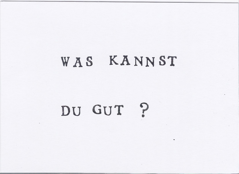 Schwarze Schrift auf weißem Hintergrund. Auf dem Bild steht der Satz: "Was kannst du gut?"