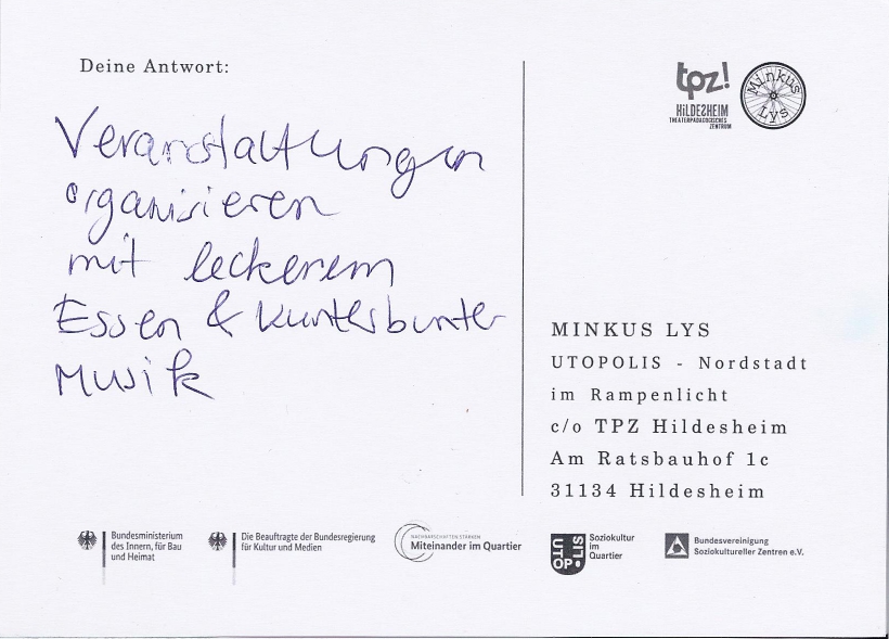 Die Rückseite einer Postkarte. Auf der Karte steht: "Veranstaltungen organisieren mit leckerem Essen & kunterbunter Musik".