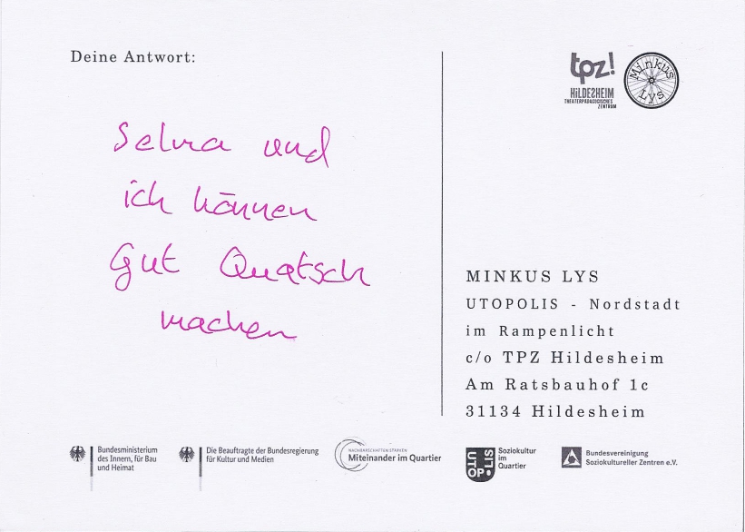 Die Rückseite einer Postkarte. Auf der Karte steht: "Selva und ich können gut Quatsch machen".