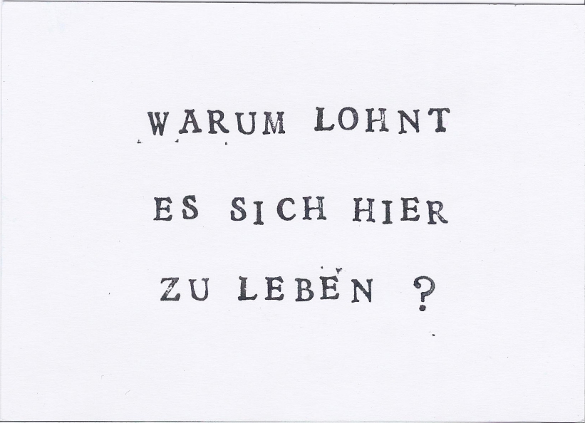 Schwarze Schrift auf weißem Hintergrund. Auf dem Bild steht der Satz: "Warum lohnt es sich hier zu leben?"