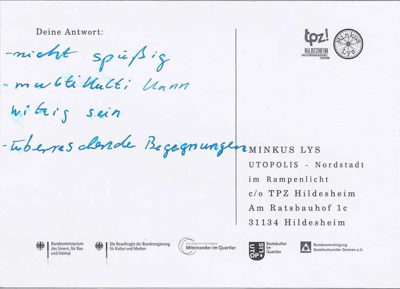 Die Rückseite einer Postkarte. Auf der Karte steht: "nicht spießig, multikulti kann witzig sein, überraschende Begegnungen".