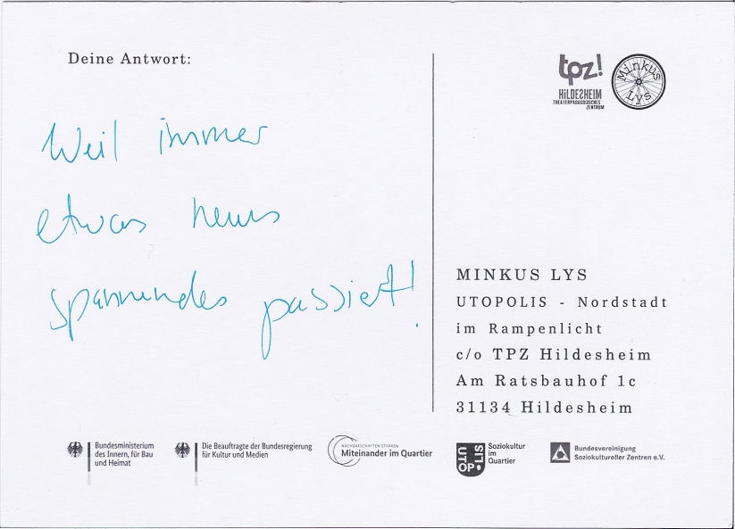 Die Rückseite einer Postkarte. Auf der Karte steht: "Weil immer etwas neues spannendes passiert!"