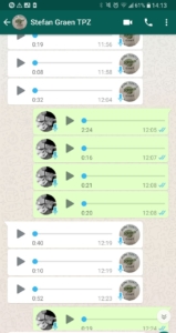 Man sieht den Verlauf eines Chats bei Whatsapp. Zwei Personen schicken sich gegenseitig Sprachnachrichten.