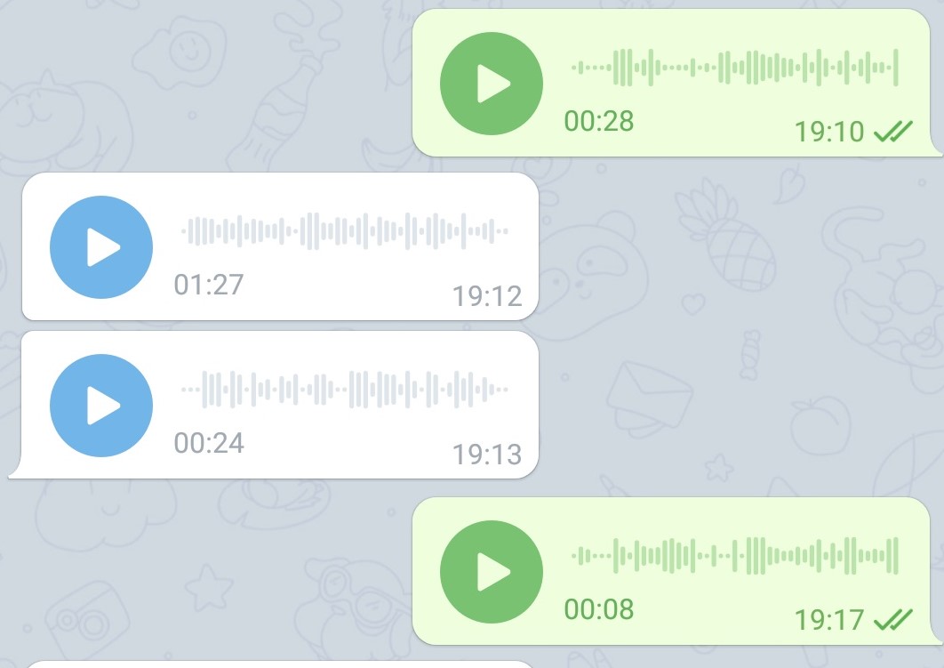 Man sieht den Verlauf eines Chats bei Whatsapp. Zwei Personen schicken sich gegenseitig Sprachnachrichten.