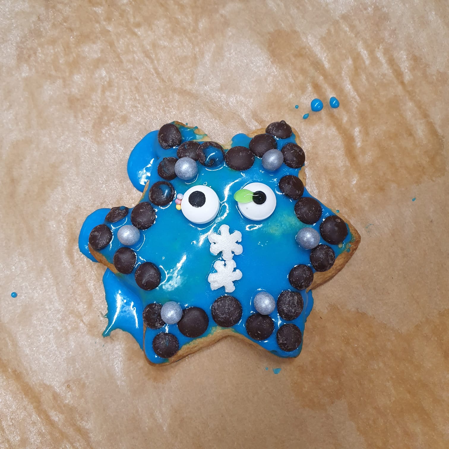 Ein Plätzchen mit blauer Verzierung.