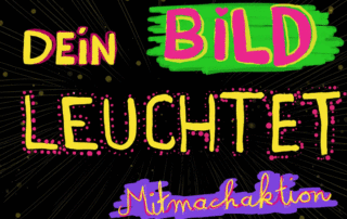 Das Bild bewegt sich. In bunten Farben steht auf dem Bild: "Dein Bild leuchtet. Mitmachaktion". Die Buchstaben bewegen sich hin und her. Der Hintergrund ist schwarz.