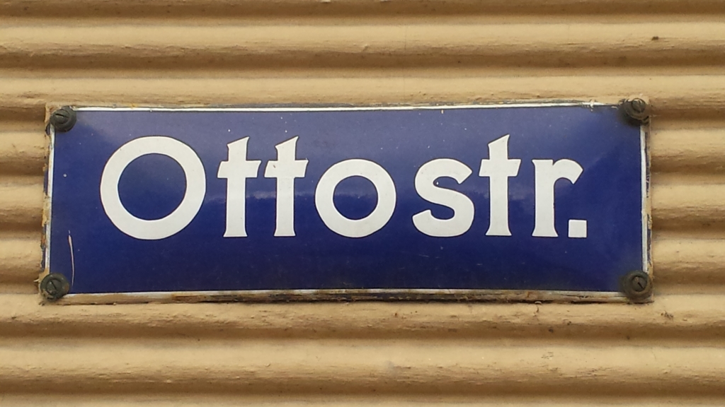 Ein Straßenschild mit der Aufschrift "Ottostr." prangt an einer Wand.