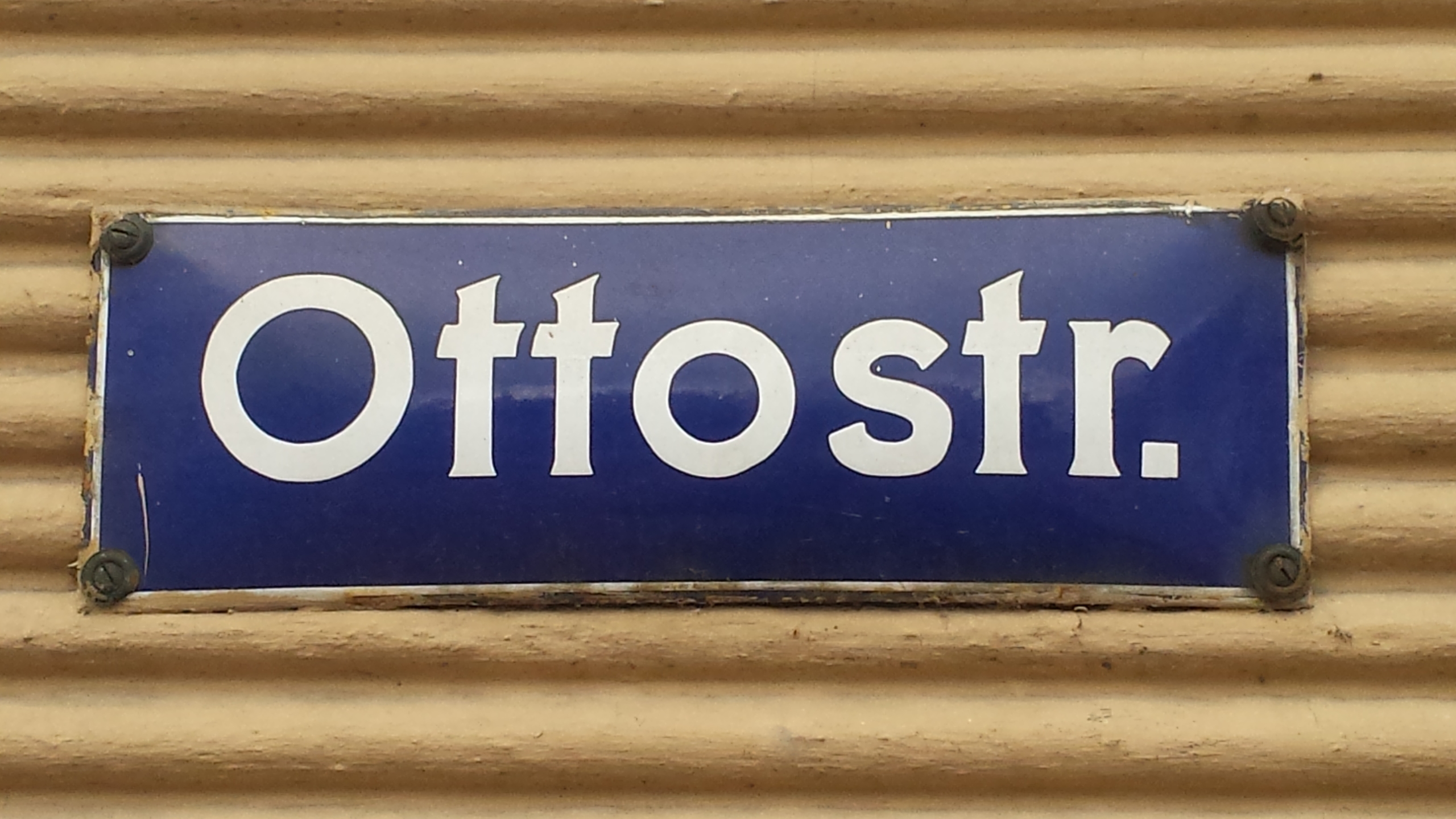 Ein Straßenschild mit der Aufschrift "Ottostr." prangt an einer Wand.