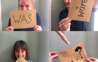 Das Foto ist in vier Bilder unterteilt. In den ersten drei Bildern ist jeweils eine Frau zu sehen. Jede Frau hält ein Pappschild in die Kamera. Auf dem ersten Schild steht "Was", auf dem zweiten Schild steht "wäre" und auf dem dritten Schild steht "wenn". Im letzten Bild sieht man Hände, die ein Pappschild halten. Auf diesem ist ein Fragezeichen abgebildet.