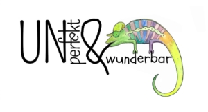 Ein buntes, gemaltes Chamäleon. Daneben die Schrift: "UNperfekt & wunderbar"