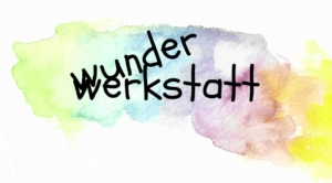Ein bunter Farbklecks. Darauf die Aufschrift: "wunderwerkstatt".