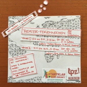 Eine gemalte Weltkarte liegt auf einem Holztisch. Darüber liegen Papierschnipsel mit der Aufschrift: "Auf Reisen...in Gedanken. Theater-Ferienwochen des TPZ Hildesheim. Woche 1: 5.4. bis 8.4., 9-13 Uhr, für alle von 9-11 Jahren", Leitung: Theresa Henning & Mouad Khalloufi. Woche 2: 11.4. bis 14.4., 9-13 Uhr, für alle von 6-8 Jahren, Leitung: Sinje Kuhn & Reiner Müller. Die Teilnahme ist kostenlos! Infos & Anmeldung unter: 0172/6374018 oder ferienprojekt@tpz-hildesheim.de.