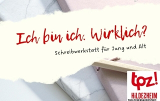 Im Hintergrund befinden sich zwei Notizbücher in blau und rosa. Davor steht der Text: "Ich bin ich. Wirklich? Schreibwerkstatt für Jung und Alt".