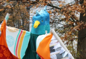 Ein großer, selbstgebauter, bunter Vogel.