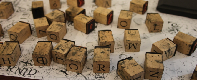 Stempel mit Buchstaben auf einem Blatt Papier.