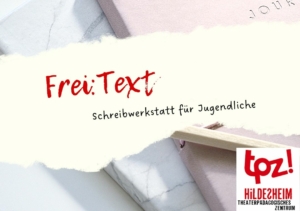 Im Hintergrund liegen Notizbücher in den Farben blau und rosa. Im Vordergrund steht die Aufschrift: "Frei:Text - Schreibwerkstatt für Jugendliche".