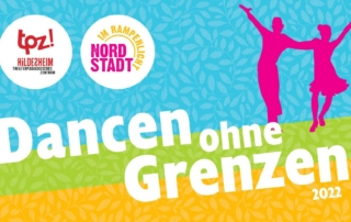Das Bild ist gemalt. Rechts befinden sich die pinken Silhouetten zweier Menschen. Sie tanzen. Vor einem blau-grün-gelben Hintergrund steht die Aufschrift: "Dancen ohne Grenzen 2022".
