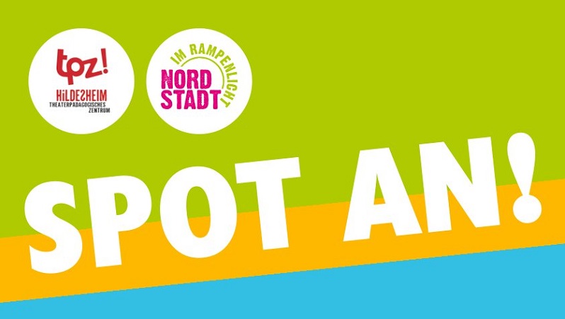 Weiße Schrift auf grün, gelb, blauem Hintergrund: "Spot An!"